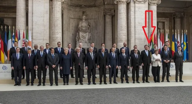 Dlaczego Beata Szydło w Rzymie stała z tyłu? Rozwikłaliśmy zagadkę