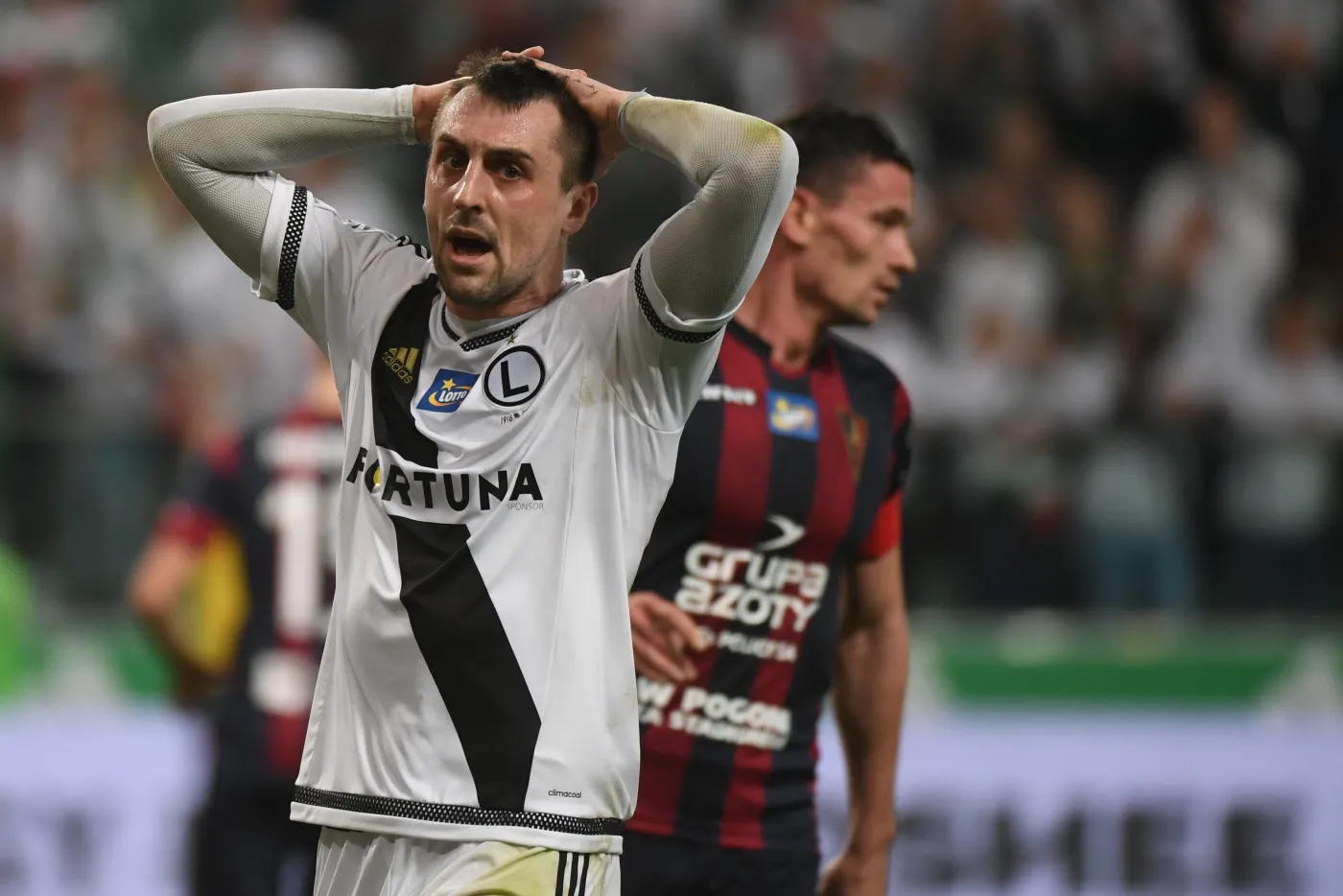 Zawodnik Legii Warszawa Michał Kucharczyk po strzeleniu drugiej, nieuznanej bramki drużynie Pogoni Szczecin