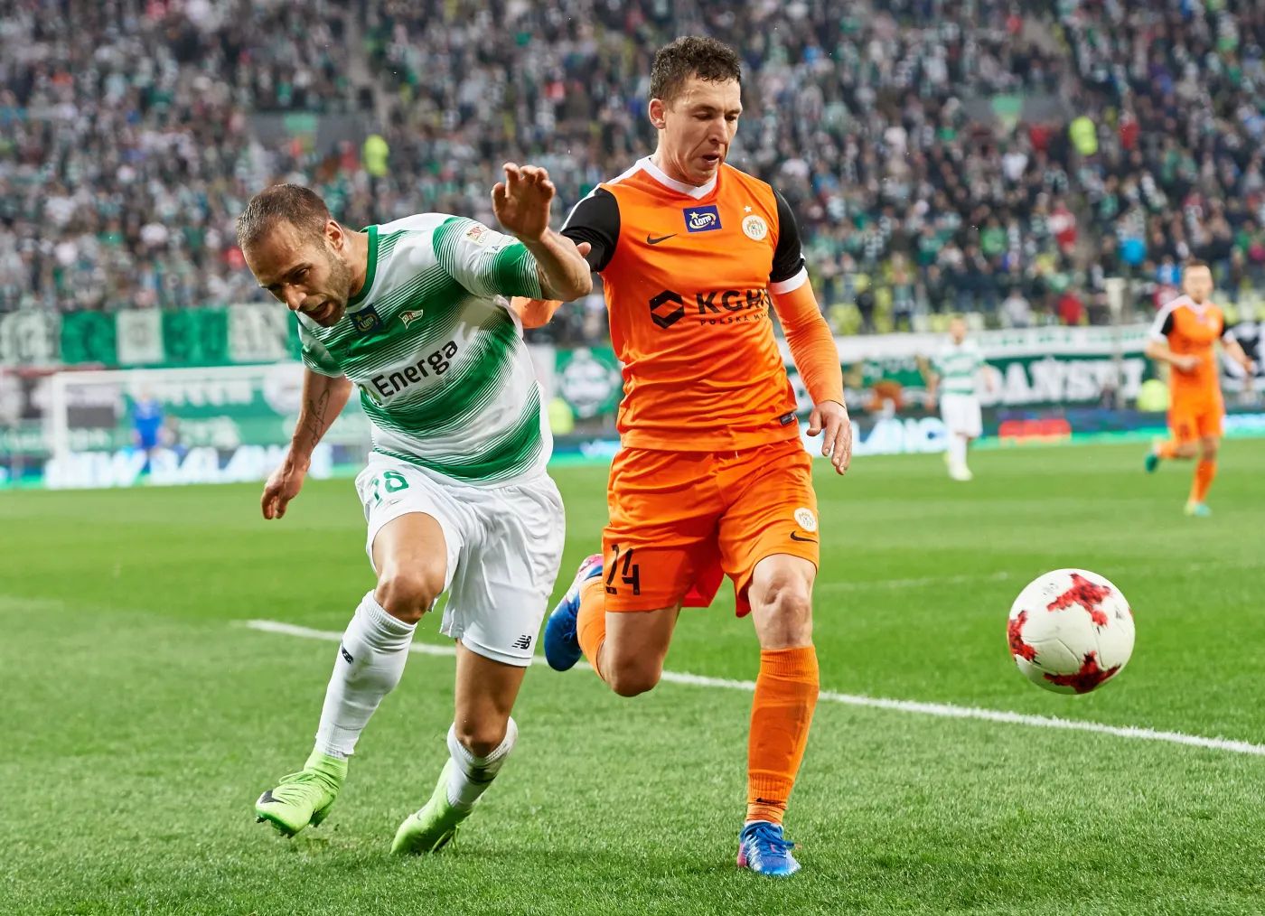 Zawodnik Lechii Gdańsk Flavio Paixao (L) i Jakub Tosik (P) z KGHM Zagłębia Lublin