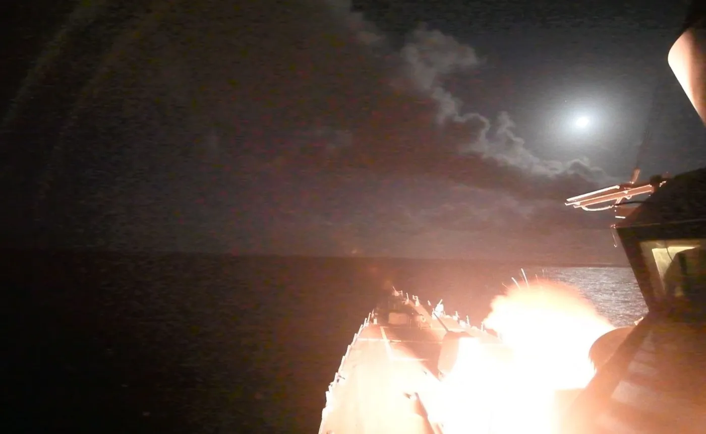 Amerykański niszczyciel odpala pociski Tomahawk