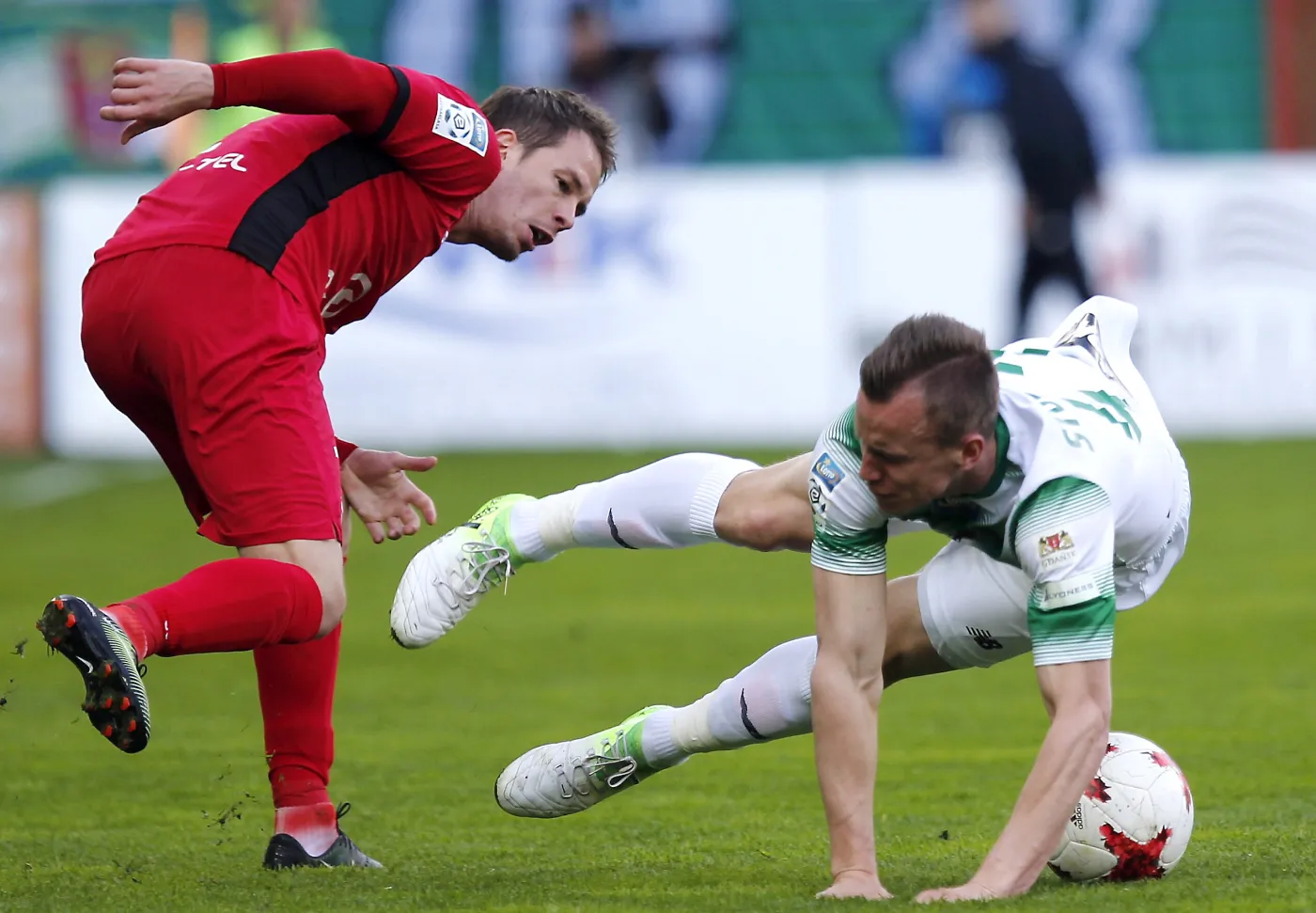 Piłkarz Piasta Gliwice Patrik Mraz (L) i Paweł Stolarski (P) z Lechii Gdańsk