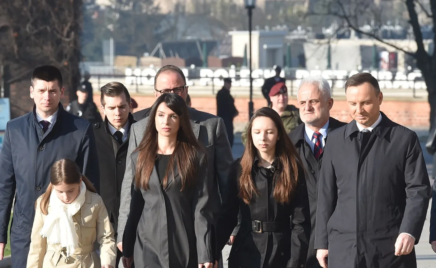 Prezydent Andrzej Duda (P) oraz Marta Kaczyńska (2L) z córkami Ewą (2P) i Martyną (L) w drodze do Krypty pod Wieżą Srebrnych Dzwonów na Wawelu gdzie spoczywają Maria i Lech Kaczyńscy