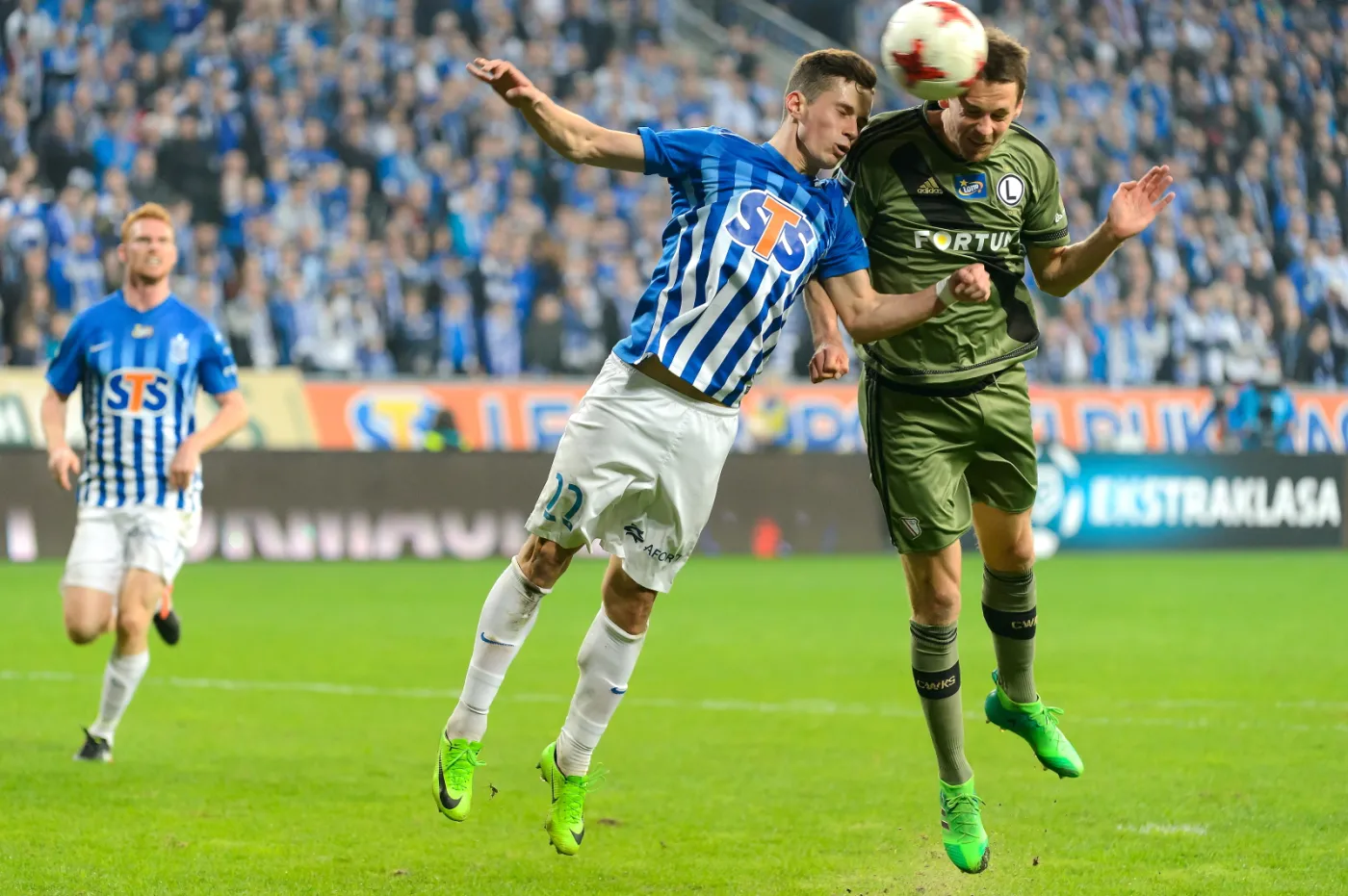 Piłkarz Legii Warszawa Kasper Hamalainen (P) strzela zwycięskiego gola podczas meczu Ekstraklasy z Lechem Poznań