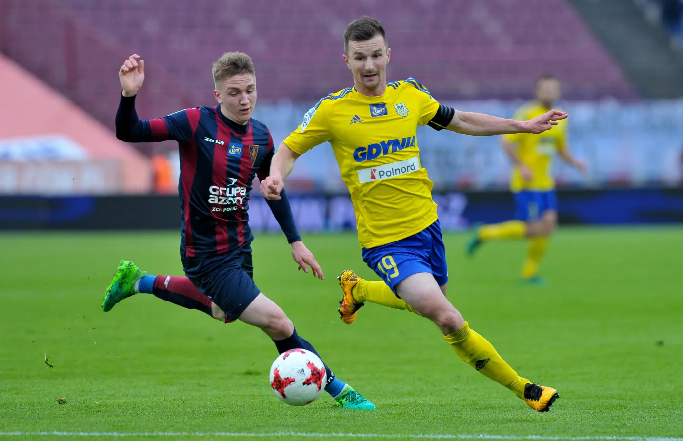 Piłkarz Pogoni Szczecin Marcin Listkowski (L) i Miroslav Bozok (P) z Arki Gdynia