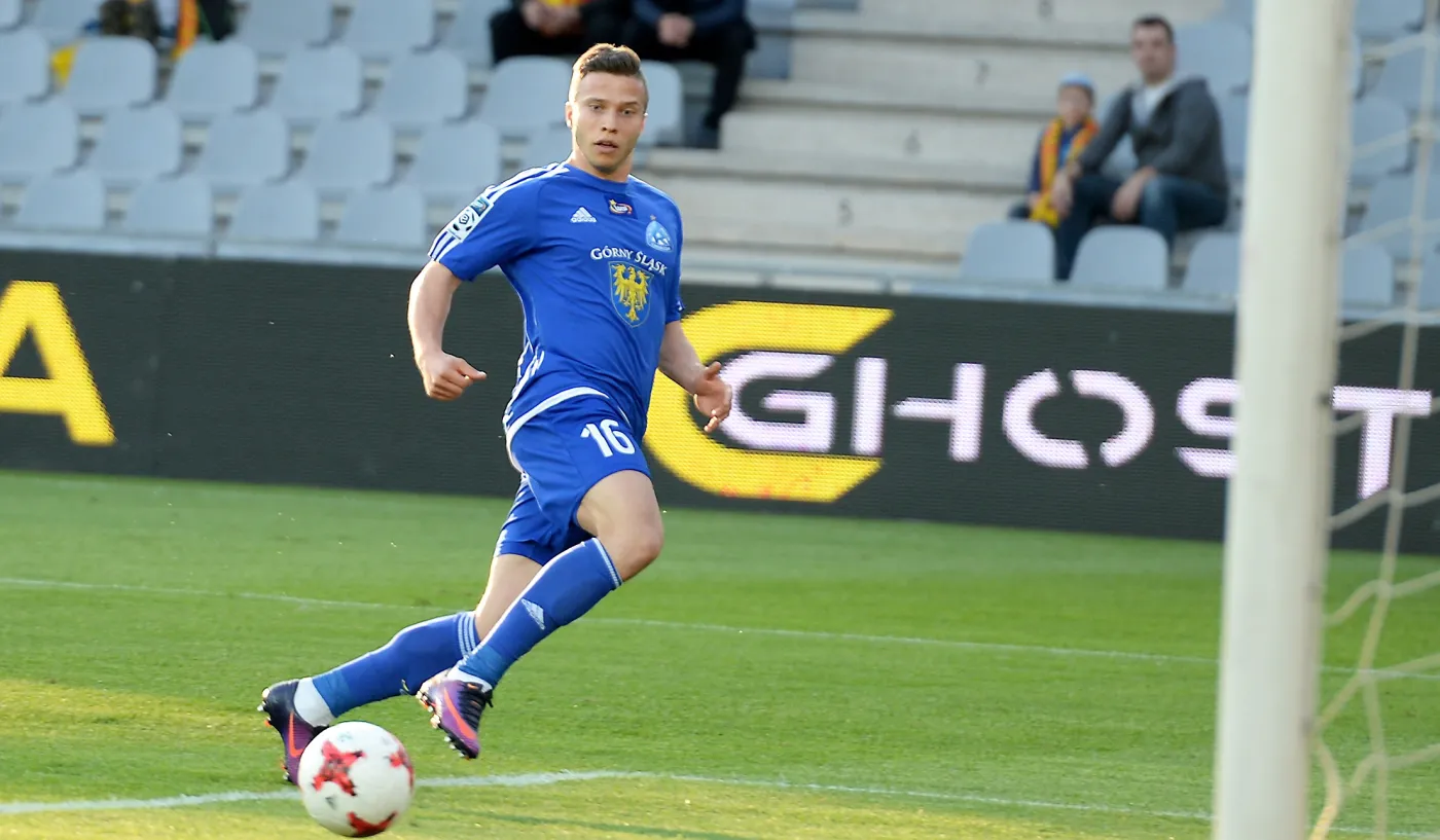 Zawodnik Ruchu Chorzów Miłosz Przybecki nie trafia piłką do bramki Korony Kielce