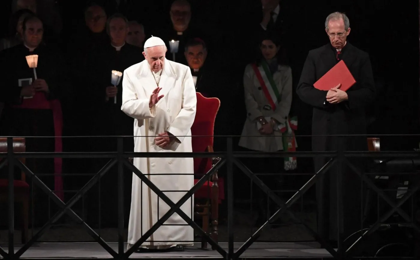 Papież Franciszek przewodniczy drodze krzyżowej w Koloseum