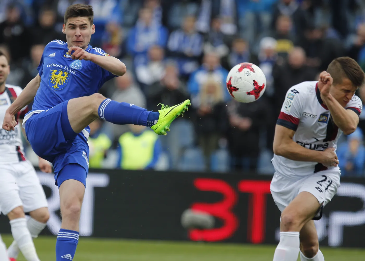 Zawodnik Ruchu Chorzów Jarosław Niezgoda (L) i Marcin Listkowski (P) z Pogoni Szczecin