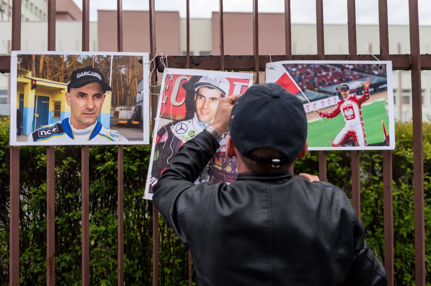 Fani żużla gromadzą się przed Wojskowym Szpitalem Klinicznym w Bydgoszczy