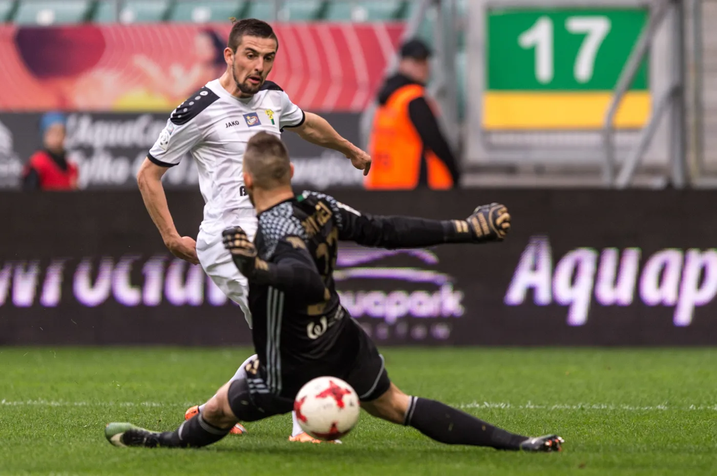 Zawodnik Górnika Łęczna Bartosz Śpiączka (L) strzela gola między nogami bramkarza Śląska Wrocław, Mariusza Pawełka (P