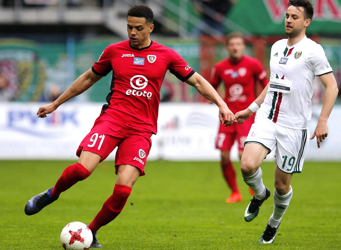 Piłkarz Piasta Gliwice Hebert (L) i Kamil Biliński (P) ze Śląska Wrocław 