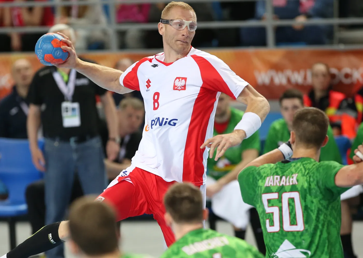 Karol Bielecki (C), podczas meczu Polska - Białoruś w eliminacjach do Mistrzostw Europy 2018 w piłce ręcznej