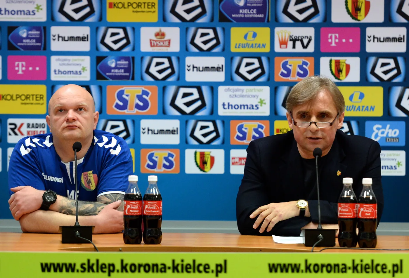 Trener piłkarzy Korony Kielce Maciej Bartoszek (L) i prezes klubu Krzysztof Zając (P