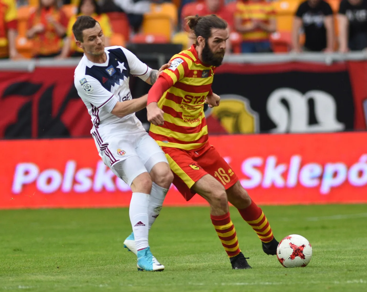 Zawodnik Jagiellonii Białystok Cillian Sheridan (P) i Krzysztof Mączyński (L) z Wisły Kraków