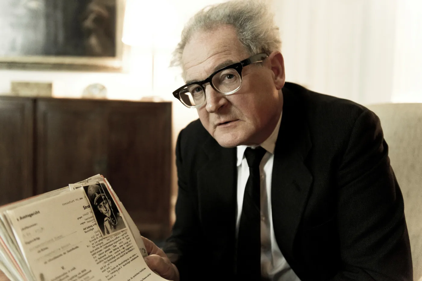 Burghart Klaussner w roli Fritza Bauera