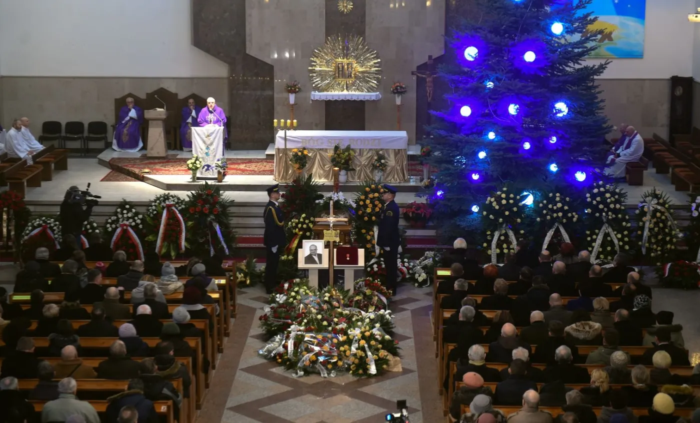 Pogrzeb posła Rafała Wójcikowskiego. Kukiz ze łzami w oczach: Nie byłeś łatwy Rafałku, bo byłeś dobrym człowiekiem...