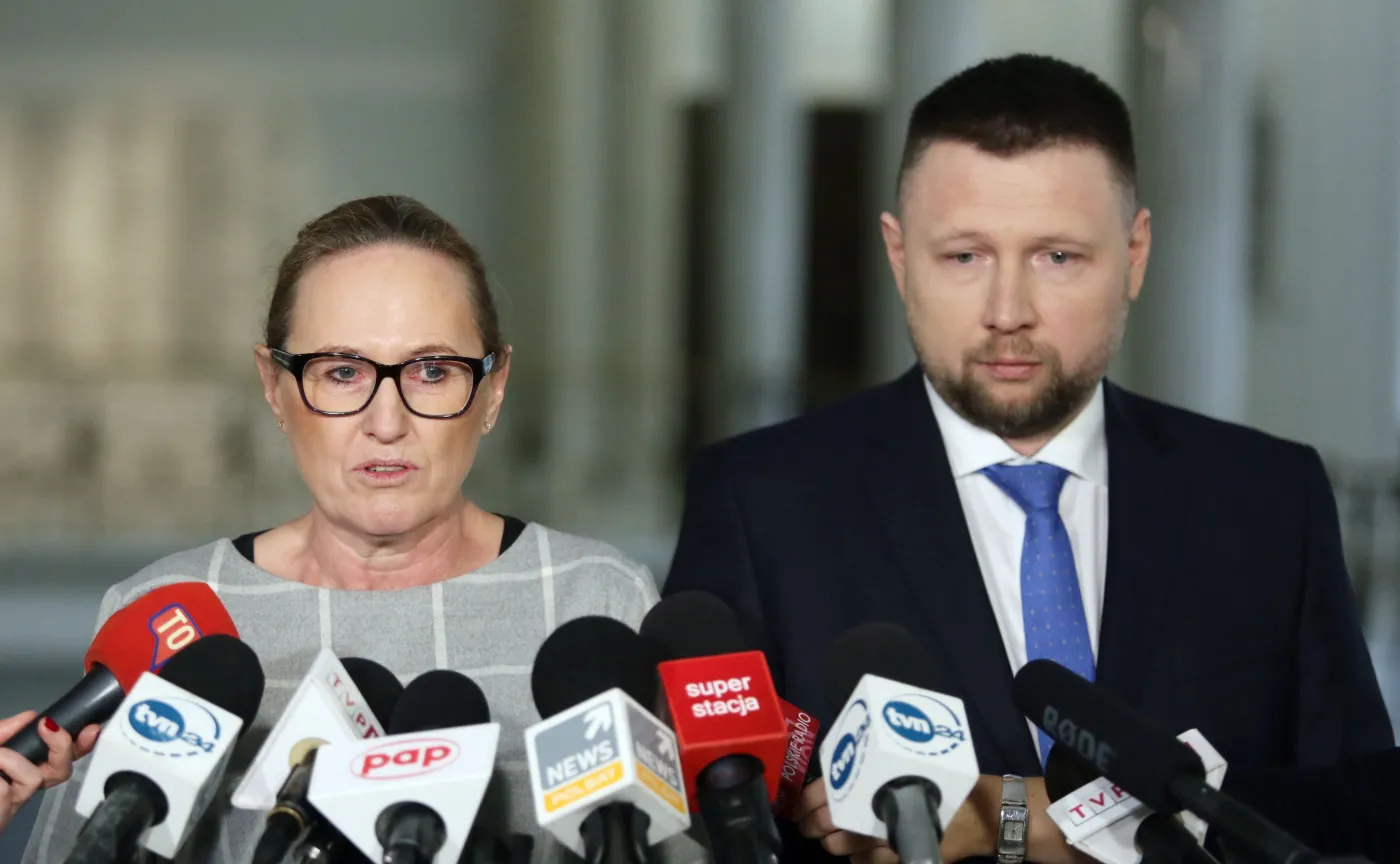 Przewodnicząca Rady Warszawy Ewa Malinowska-Grupińska (L) i poseł Platformy Obywatelskiej Marcin Kierwiński (P) podczas konferencji prasowej w Sejmie