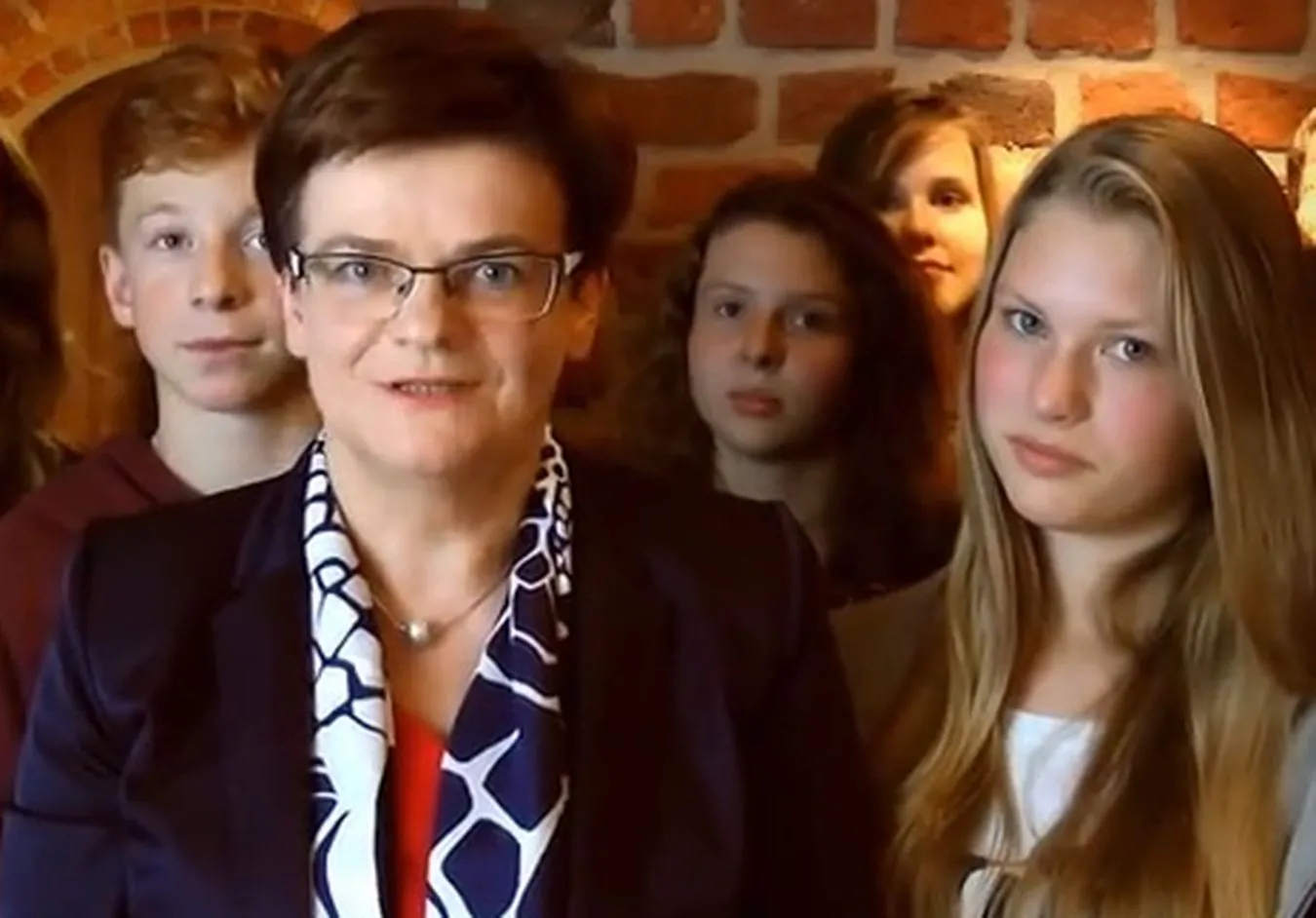 Szefowa MEN Krystyna Szumilas w otoczeniu gimnazjalistów