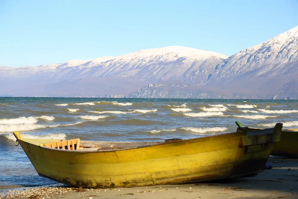 9845222-jezioro-ohrid-zimowa-pora-robi.jpg