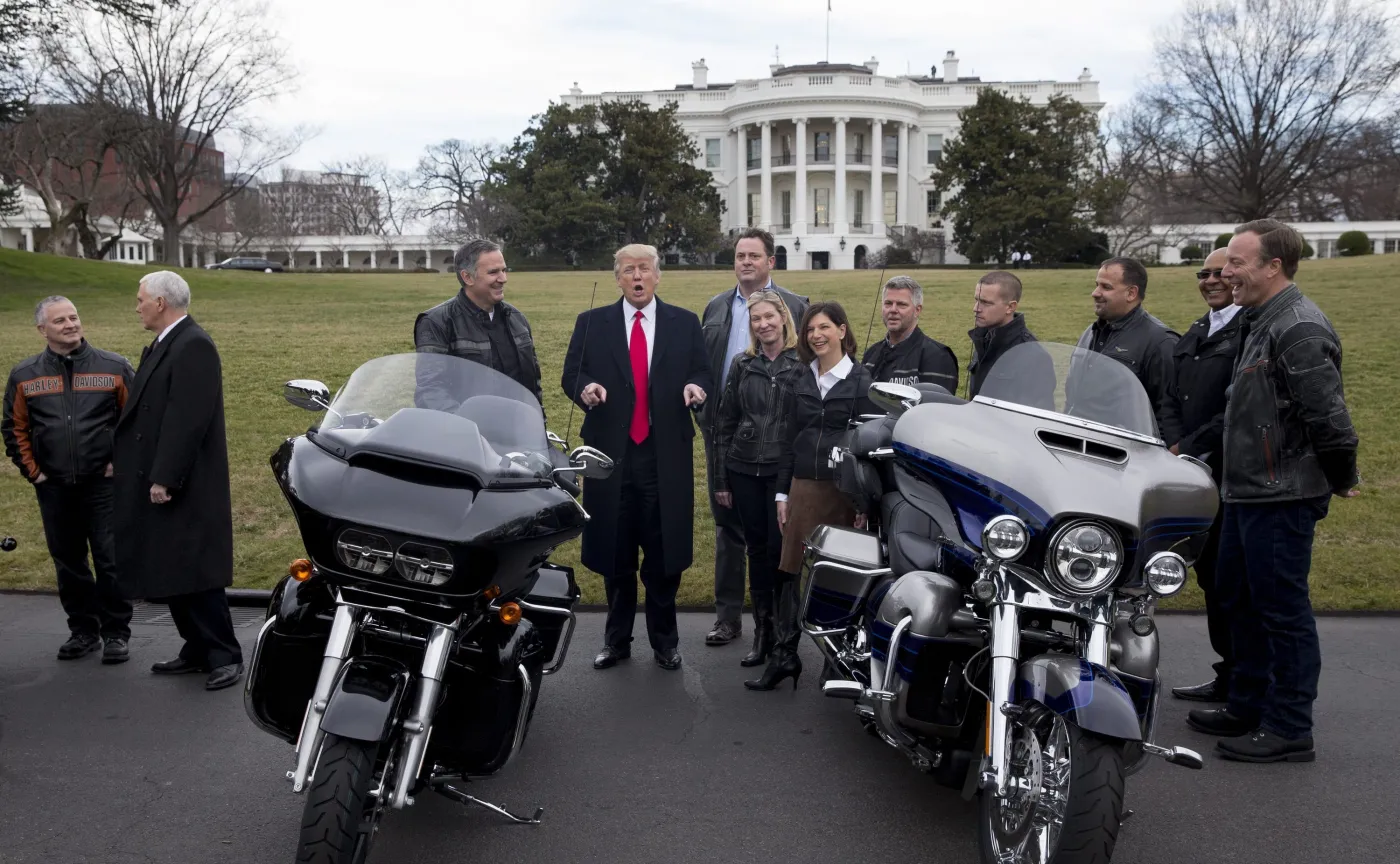 Donald Trump przed Białym Domem z szefostwem firmy Harley-Davidson