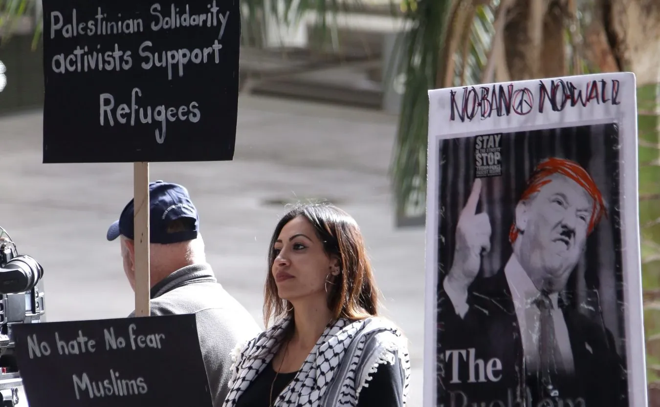 Demonstracja przeciwko dekretowi Trumpa na lotnisku w Los Angeles