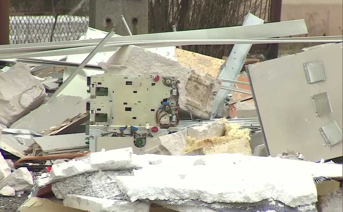 Wysadzili bankomat, runęła ściana banku