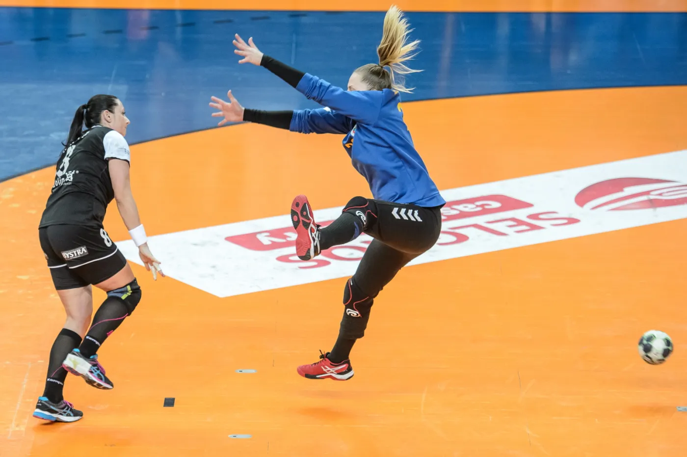 Zawodniczka MKS Selgros Lublin Małgorzata Rola (L) i bramkarka KPR Gminy Kobierzyce Katarzyna Demiańczuk (P)