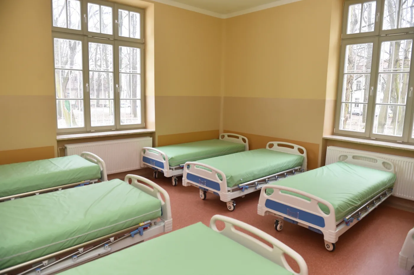 Kojące pastele, nowe łóżka... Wyremontowany stuletni szpital psychiatryczny w Krakowie