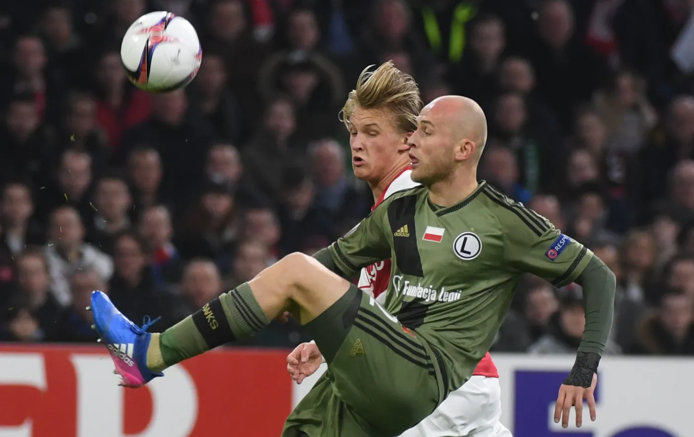 Zawodnik Legii Warszawa Michał Pazdan (P) i Kasper Dolberg z Ajaxu Amsterdam 