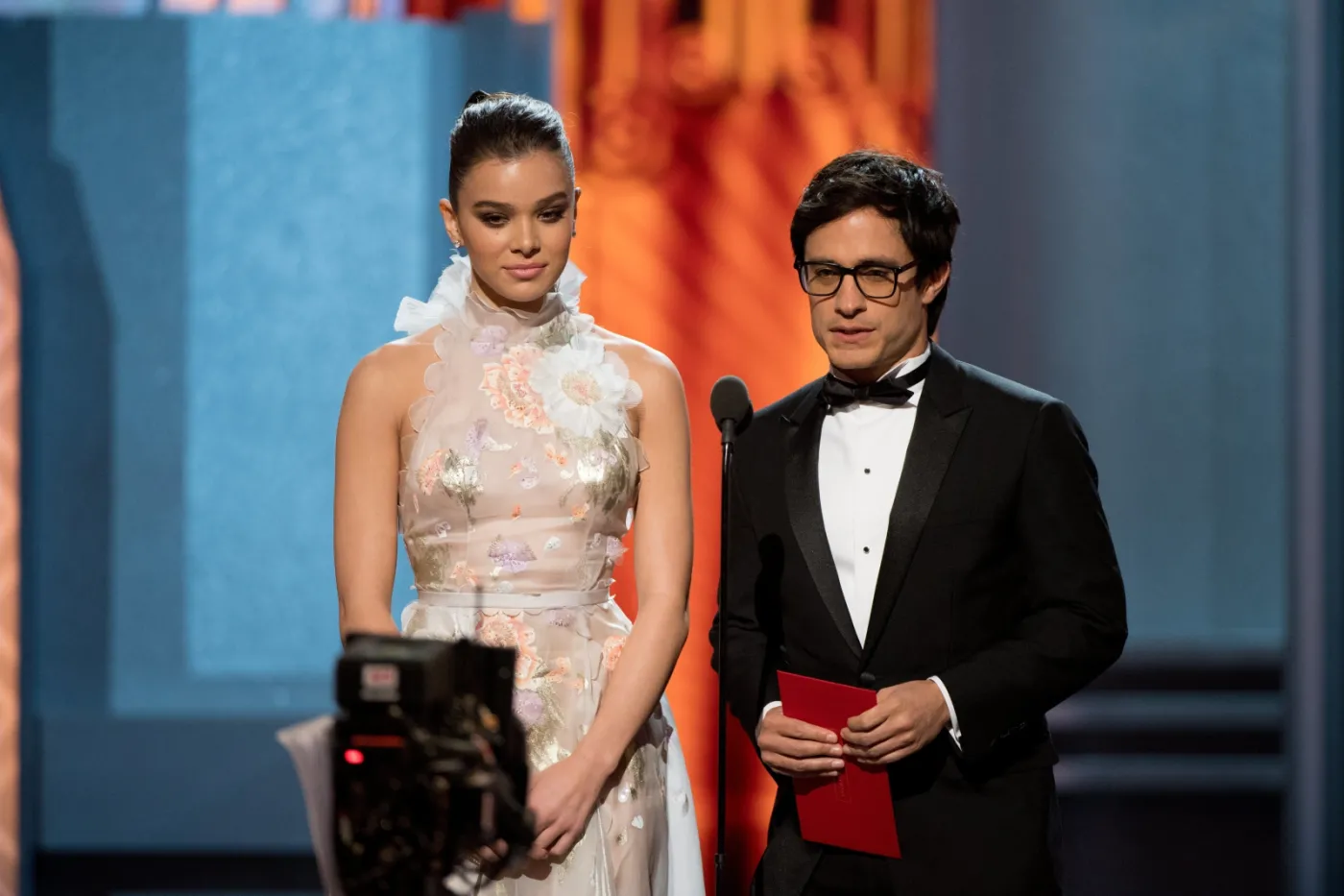 9918011-hailee-steinfeld-i-gael-garcia.jpg