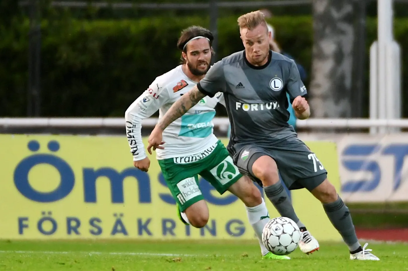 Piłkarz Legii Warszawa Thibault Moulin (P) i Robbin Sellin (L) z IFK Mariehamn