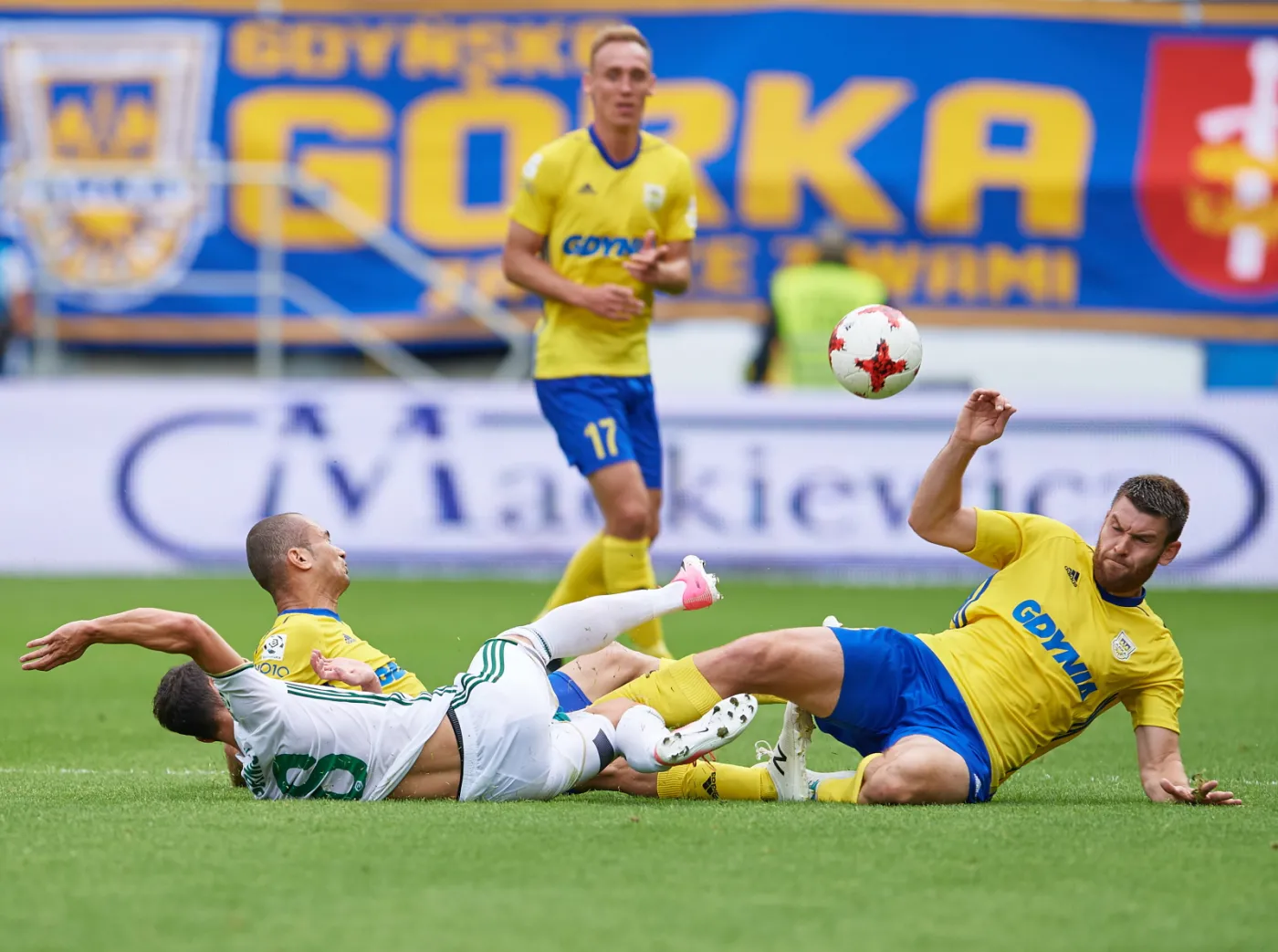 Piłkarze Arki Gdynia: Grzegorz Piesio (P), Marcus Vinicius (L) i Adam Marciniak (C-tył) oraz Dragojlub Srnic (C) ze Śląska Wrocław
