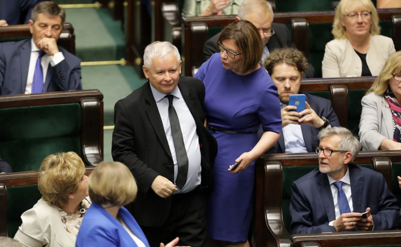 Prezes Prawa i Sprawiedliwości Jarosław Kaczyński (C-L) oraz rzecznik prasowy PiS Beata Mazurek (C-P) na sali obrad
