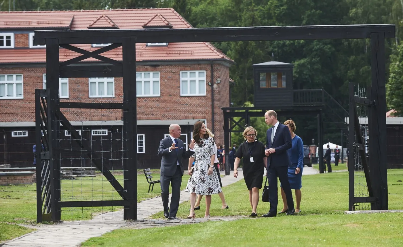 Księżna Catherine (2L) i książę William (P) zwiedzają teren byłego niemieckiego obozu koncentracyjnego Stutthof (Pomorskie), w towarzystiwe tłumaczek oraz dyrektora Muzeum Stutthof Piotra Tarnowskiego (L)