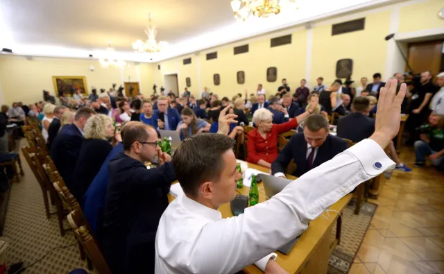 Awantura, przepychanki i walka o mikrofon w czasie nocnego posiedzenia komisji. Poprawki opozycji do ustawy o Sądzie Najwyższym przepadły