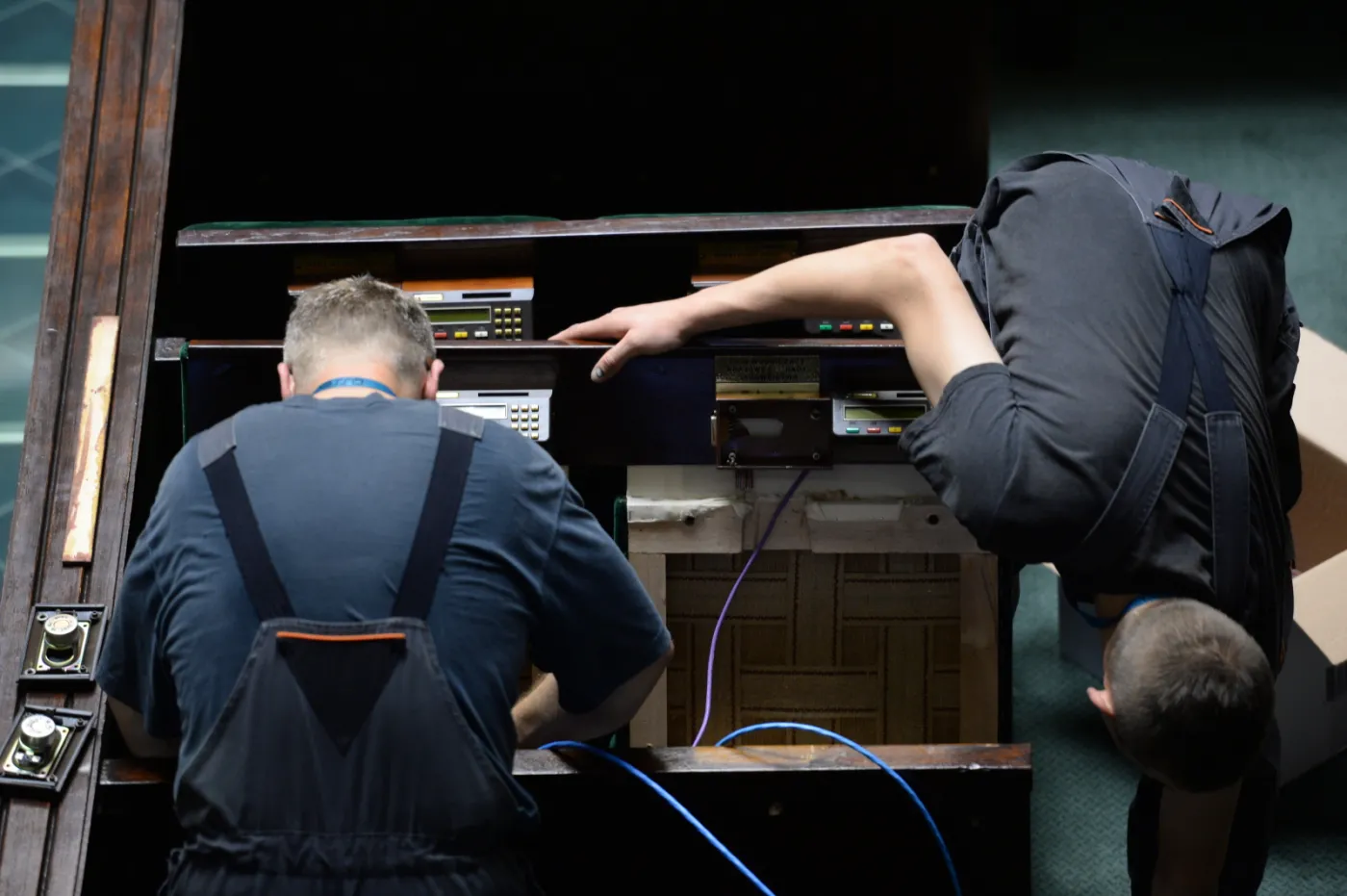 Zdemontowane przyciski, kable na wierzchu… W Sejmie trwa (de)montaż systemu do głosowania