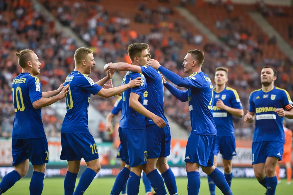 Po 38 latach Arka Gdynia wraca do europejskich pucharów. Lech kontynuuje walkę w kwalifikacjach. Sprawdź, gdzie oglądać