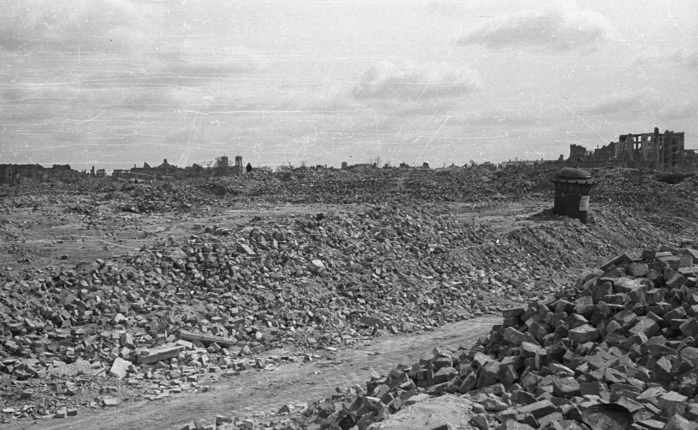 Zniszczenia na terenie byłego getta w Warszawie