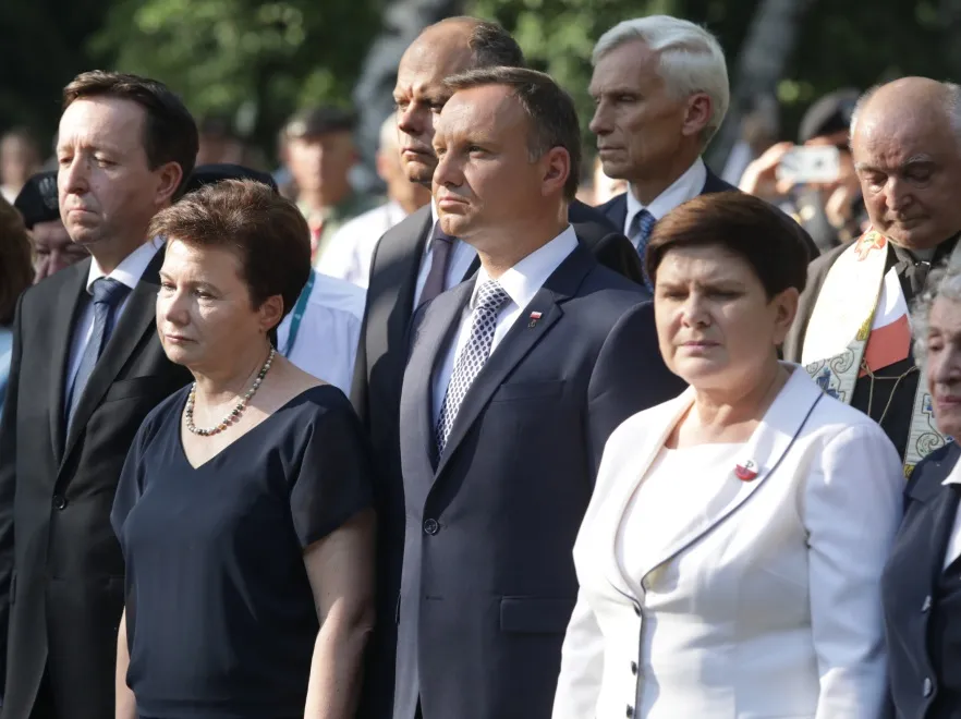 Beata Szydło mogłaby się nauczyć od prezydent Warszawy, jak elegancko wyglądać w upał... FOTO