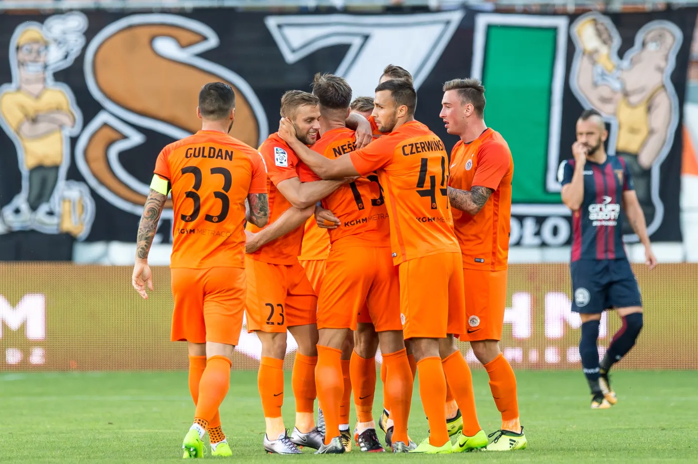 Zawodnicy Zagłębia Lubin cieszą się po strzelonej bramce Martina Nespora