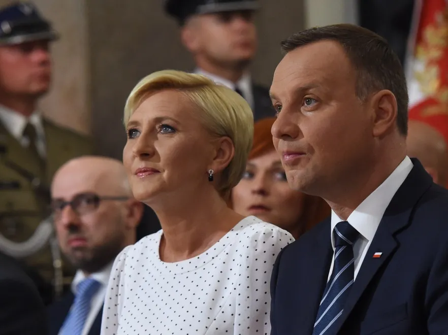 Polka dots w letniej odsłonie i... źle dobrane buty! Agata Duda na obchodach 15 sierpnia. FOTO