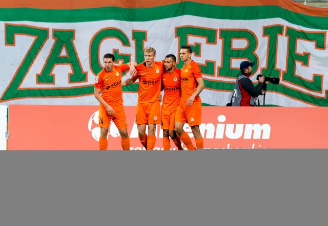 Zagłębie Lubin pewnie pokonało Wisłę Kraków 3:0 i jest liderem Ekstraklasy [WIDEO]