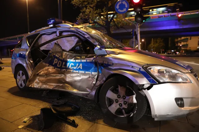 Wypadek eskorty kolumny BOR wiozącej szefa NATO. Policyjny radiowóz zderzył się z autem dostawczym [ZDJĘCIA]