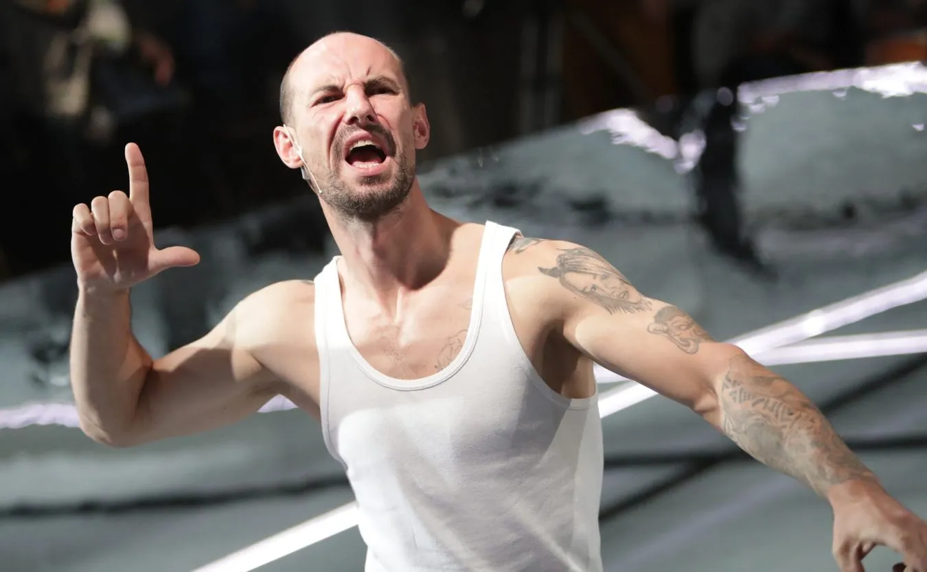 Tomasz Jakubczyk podczas próby medialnej spektaklu