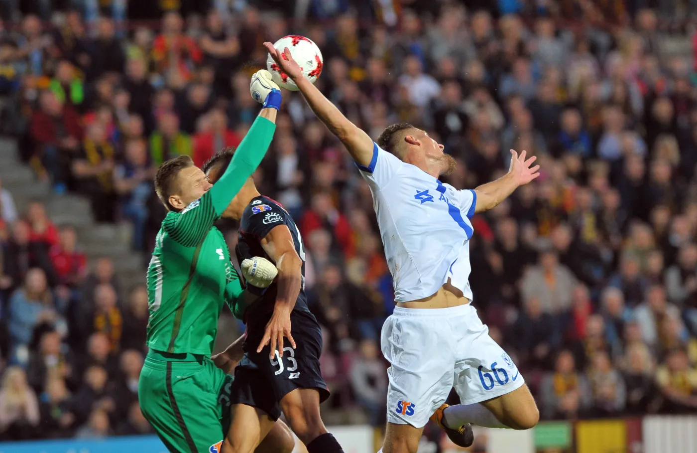 Zawodnik Pogoni Szczecin Łukasz Zwoliński (C) oraz Emir Dilaver (P) i bramkarz Matuś Putnocky (L) z Lecha Poznań
