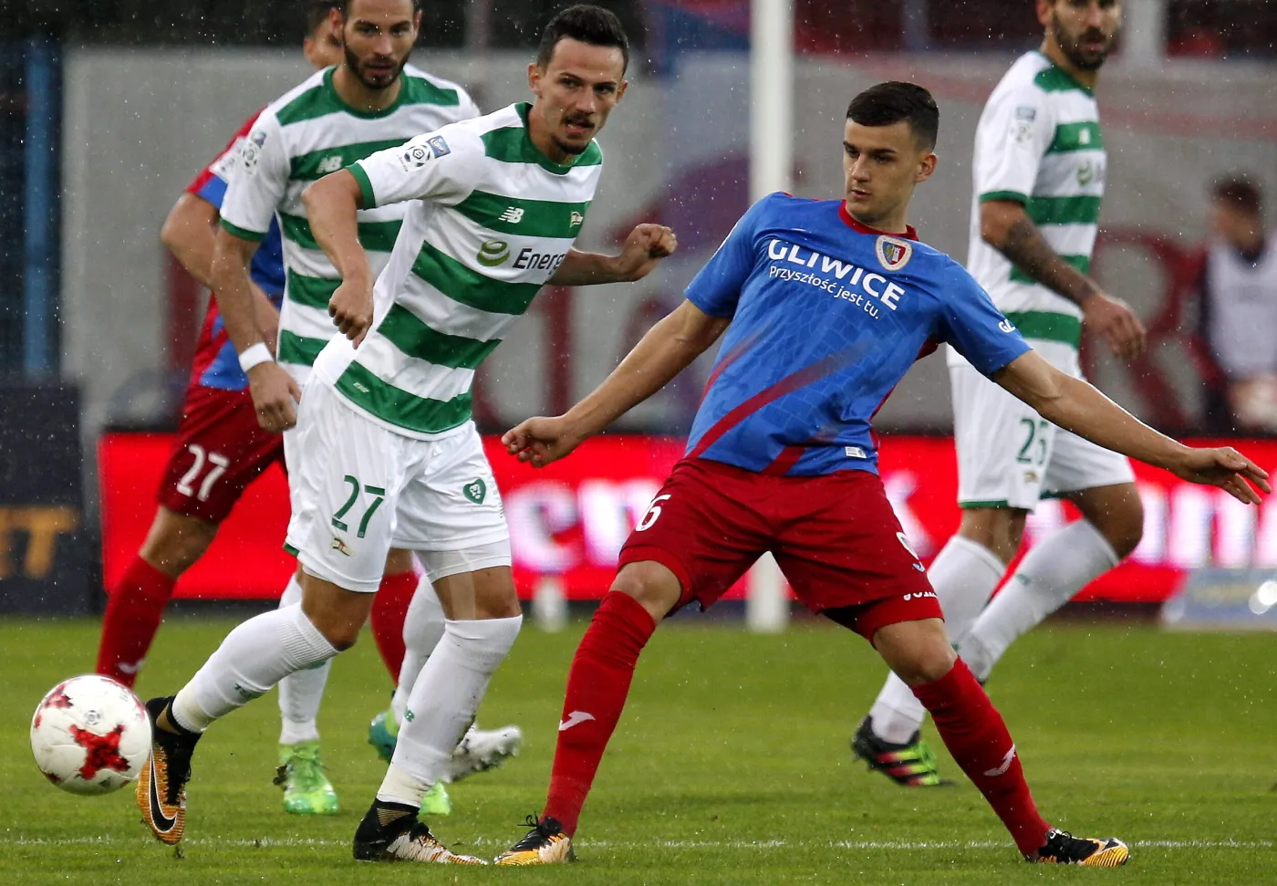 Piłkarz Piasta Gliwice Patryk Dziczek (P) i Rafał Wolski (L) z Lechii Gdańsk