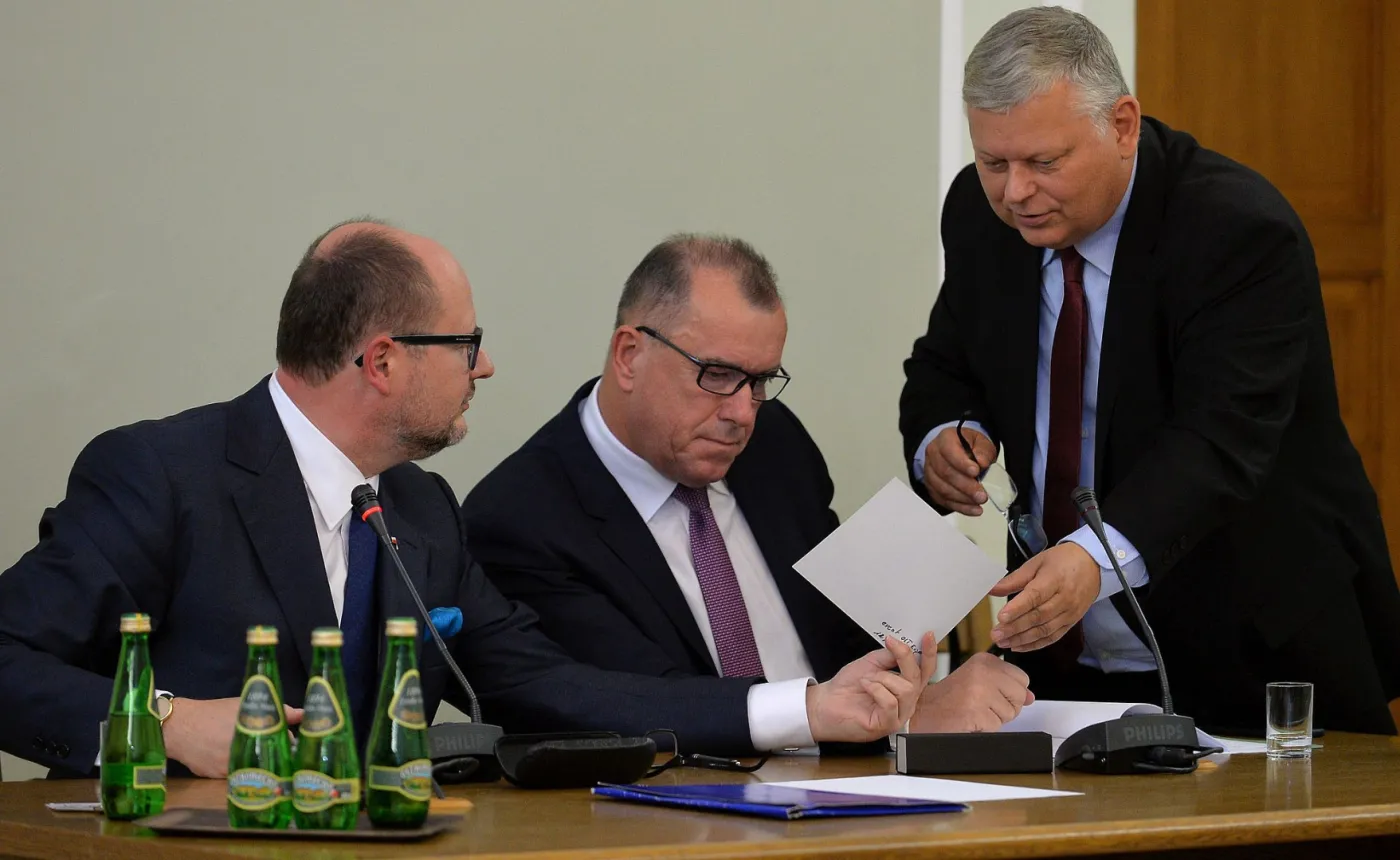 Adamowicz nazywa Wassermann "wysokiej miary manipulatorką" i wrzuca na Twittera wideo z "napaścią TVPiS"