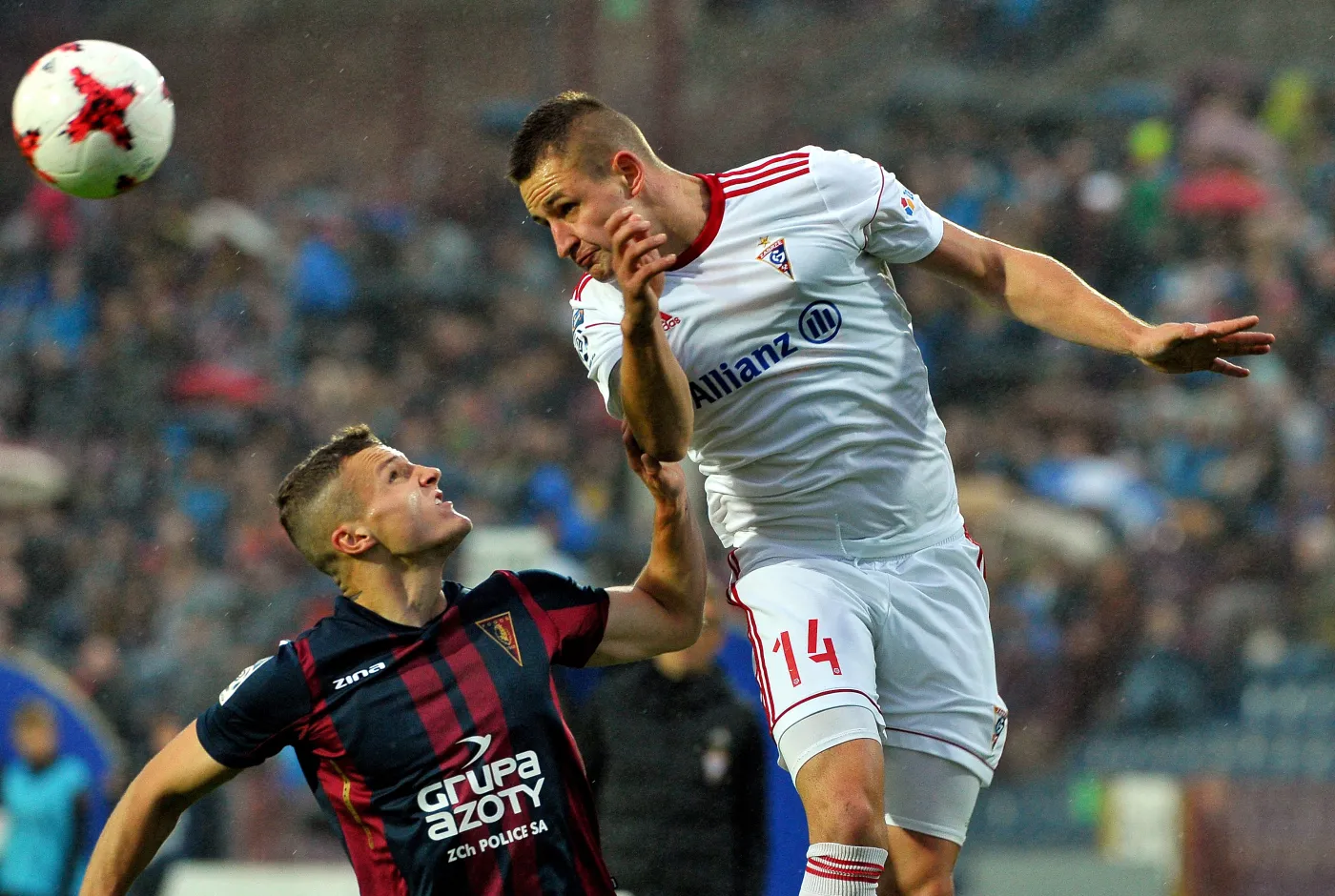 Piłkarz Pogoni Szczecin Dawid Niepsuj (L) i Michał Koj (P) z Górnika Zabrze