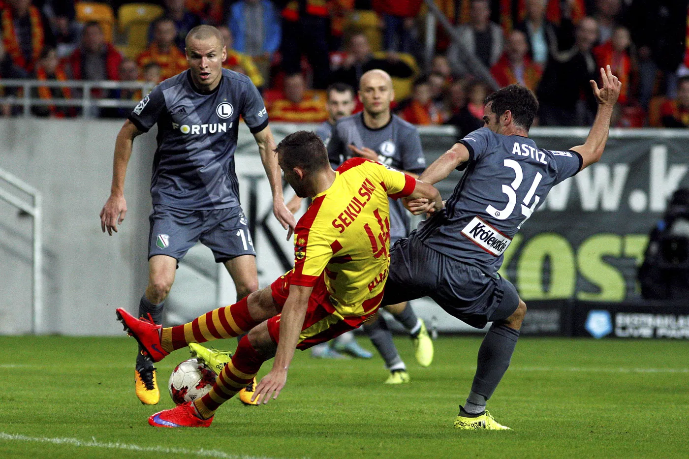 Piłkarz Jagiellonii Białystok Łukasz Sekulski (L) i Inaki Astiz (P) z Legii Warszawa