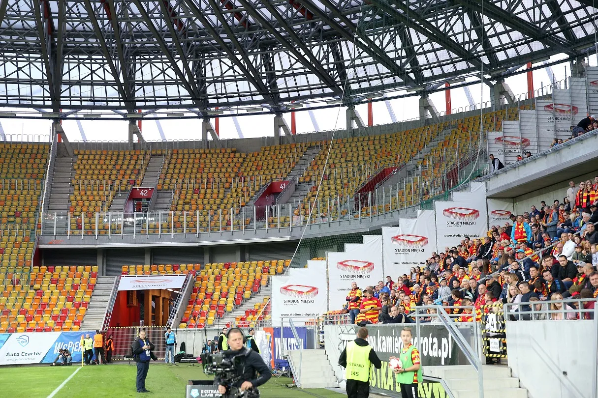 Pusty sektor kibiców gości na stadionie Jagiellonii