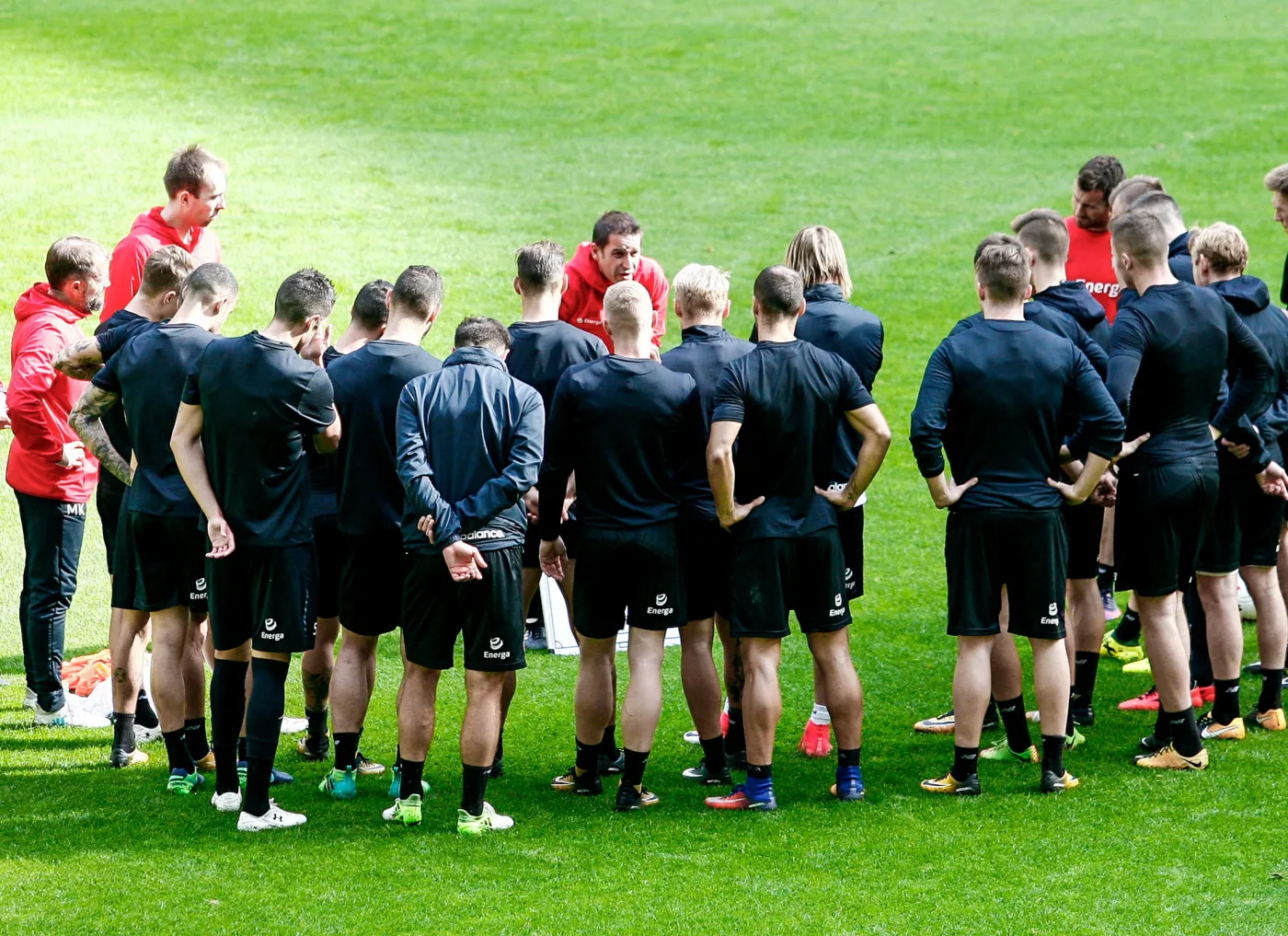 Nowy szkoleniowiec Lechii Adam Owen (C) podczas treningu drużyny w Gdańsku